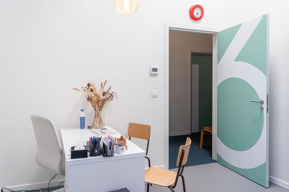Foto van Lichte praktijkruimte met wachtruimte