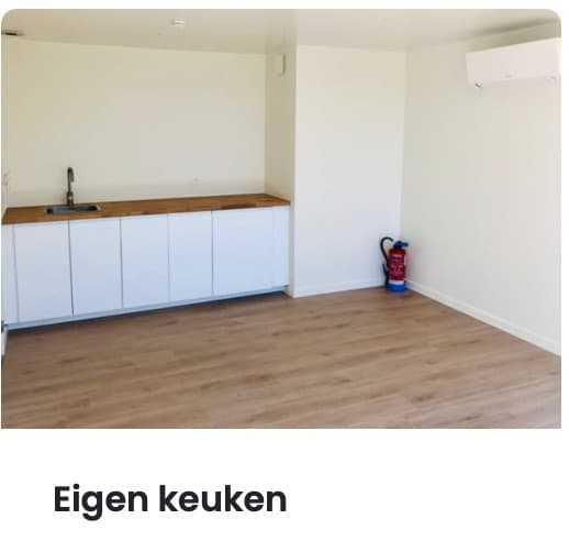 Foto van Prachtige, lichtrijke, nieuwe praktijkruimte met zicht op de tuin