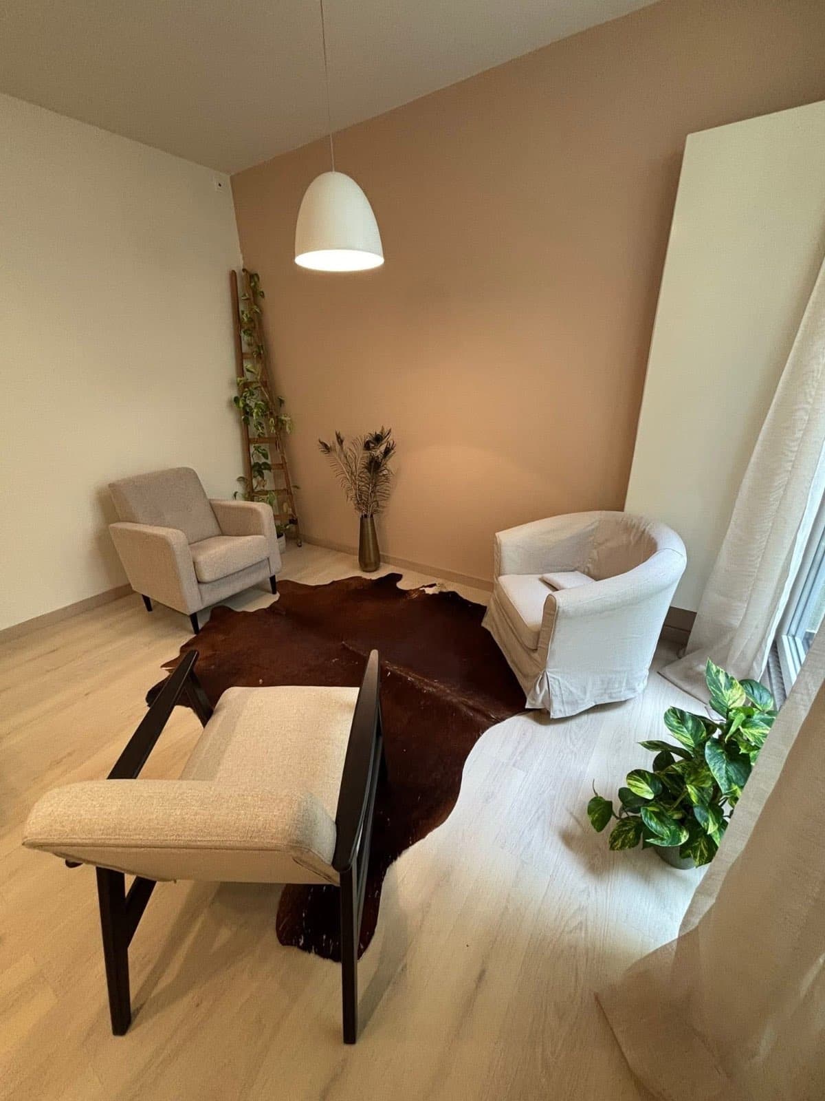 Foto van Praktijkruimte met afzonderlijke wachtruimte en afzonderlijk toilet