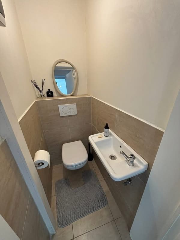 Foto van Praktijkruimte met afzonderlijke wachtruimte en afzonderlijk toilet
