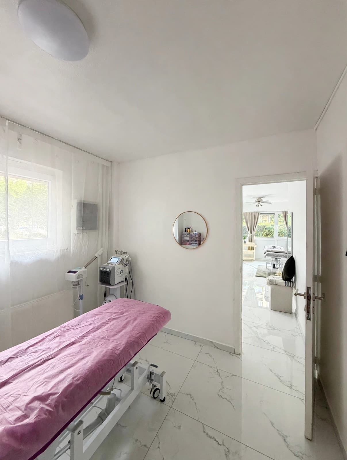 Foto van Volledig ingerichte praktijkruimte Antwerpen – professionele beautytoellen