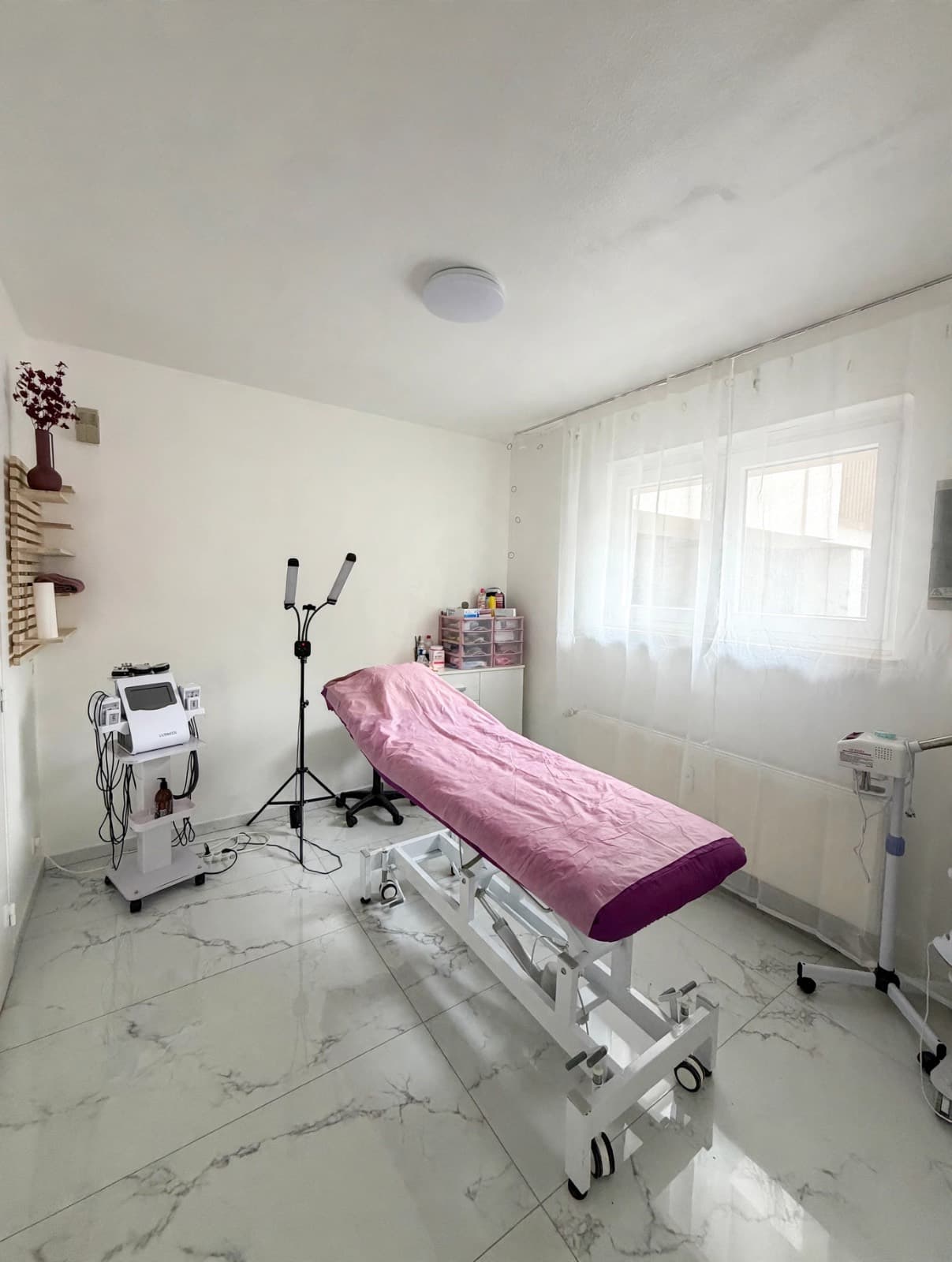 Foto van Volledig ingerichte praktijkruimte Antwerpen – professionele beautytoellen
